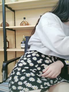 颜值不错网红脸妹子，口交上位骑坐自己动后人猛操，呻吟娇喘非常诱人